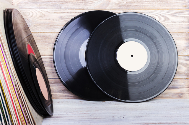 レコード盤に刻まれた記憶：アナログサウンドが彩る至福のひととき